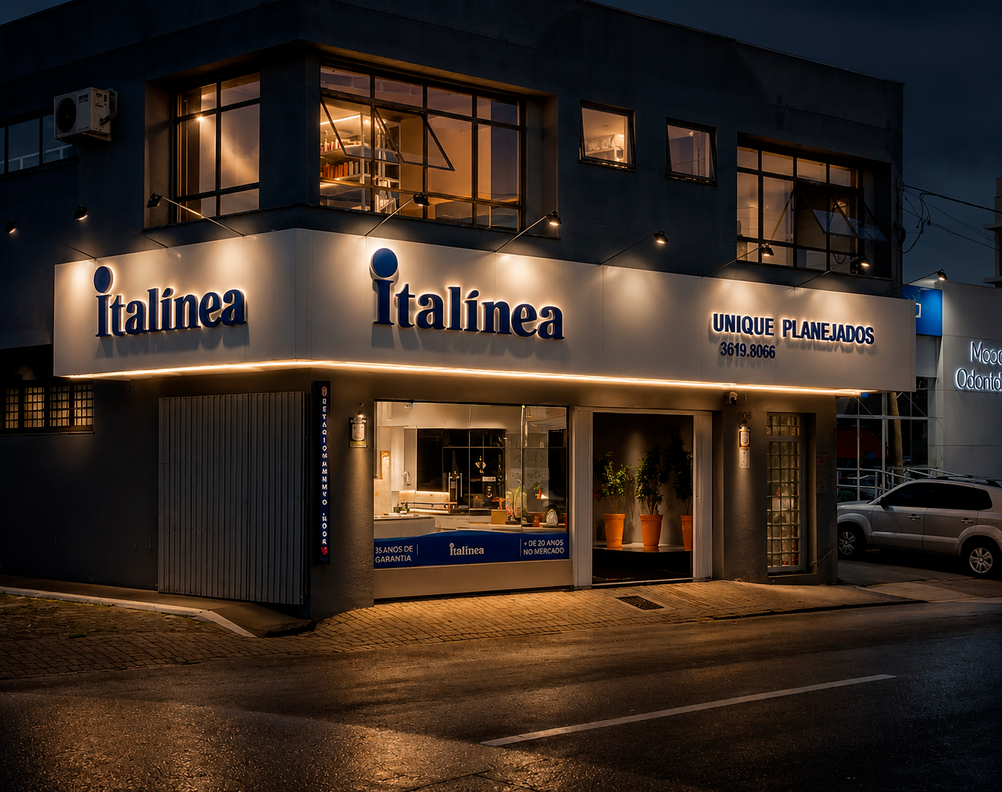 Fachada da loja Unique Italínea em Curitiba à noite